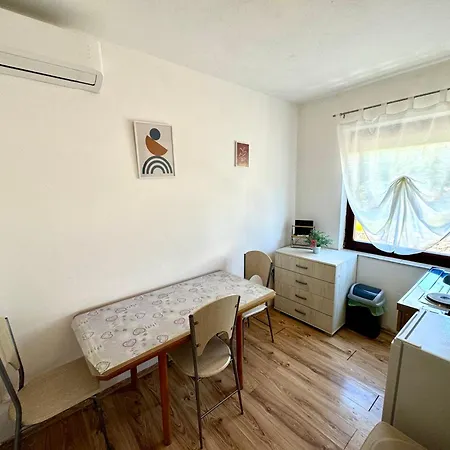 Apartament Lora *