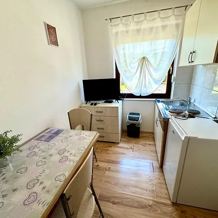 Apartament Lora *